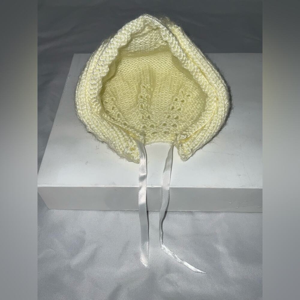 NEW HANDMADE CREAM WHITE KNITTED BABY NEWBORN BONNET CAP WITH RIBBON TIE